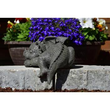 Gartendrache Kantenhocker schaut nach links handbemalt Deko Geschenkidee
